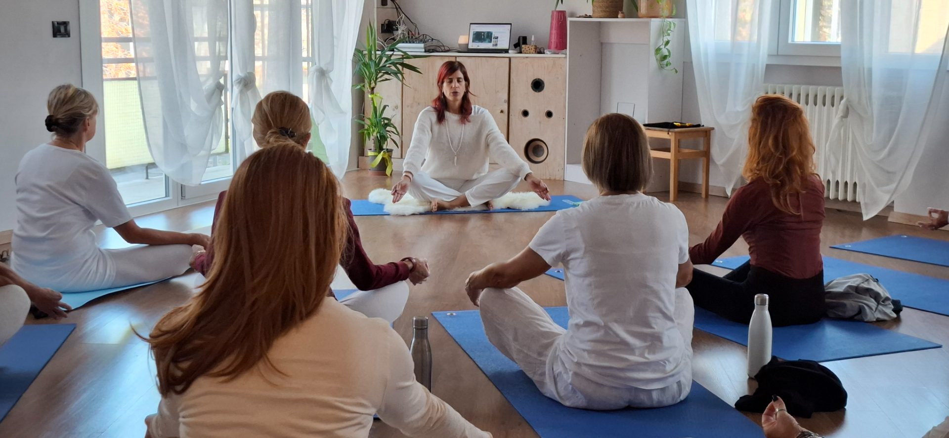 Gruppo durante una pratica di Kundalini Yoga